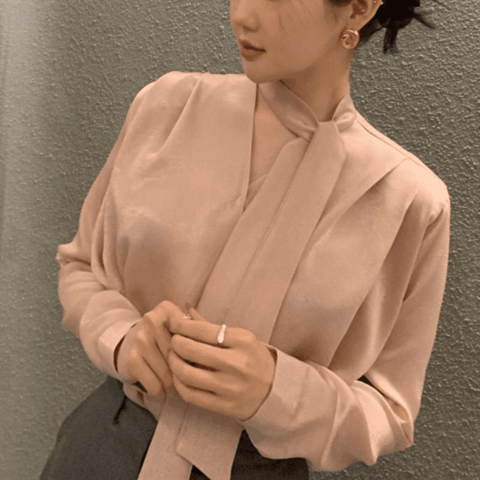 骨格ウェーブVラインカシュクールブラウス