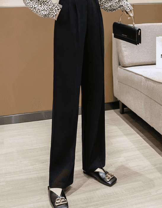 骨格ウェーブタック入りセンタープレスストレートパンツ